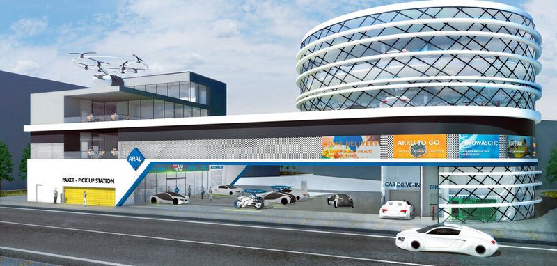 Ausblick 2040: Die höhere Verkehrsdichte veranlasst viele Pendler an den 'Eingangstoren' der Stadt vom eigenen Pkw auf kollektive Verkehrsmittel umzusteigen. Ist dies heute vorwiegend der ÖPNV, so könnten es im Jahr 2040 genauso autonome Flottenfahrzeuge sein. Neben Bahnhöfen könnten dann auch Tankstellen zum Umsteigeplatz werden.