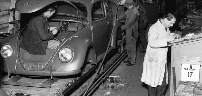 Das VW-Werk steht nun unter der Leitung des britischen Majors Ivan Hirst und beginnt im Dezember 1945 auf Anordnung der britischen Militärregierung mit der Produktion des VW Typ 1 an.