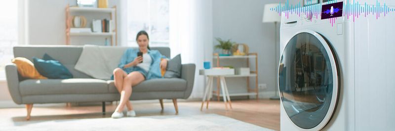 Waschmaschine im Wohnzimmer: Angesichts zunehmend debiler TV-Programme beschäftigen sich immer mehr technikaffine Anwender lieber mit ihren Smart-Home-Geräten. Das nötige Inferencing läuft dank hochoptimierter Software mittlerweile auch auf Mikrocontrollern.