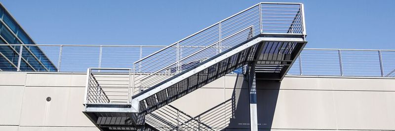 Als 2018 der geschäftsführende Gesellschafter plötzlich verstarb, standen Ehefrau, Tochter und Schwiegersohn von heute auf morgen völlig unvorbereitet vor der Aufgabe die Geschäftsführung des Unternehmens zu übernehmen. Unbefriedigende Betriebsergebnisse und vermutete unzureichende Produktivität veranlassten die „neue Geschäftsführung“, die Produktpalette neu auszurichten und sich vermehrt auf Treppenbau zu konzentrieren.