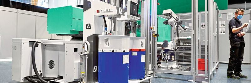 Zwei Allrounder fertigen die LSR- und PP-Komponente. Die Einzelteile werden manuell zur hochwertigen Hightech-Maske komplettiert, die Arburg selbst entwickelt und mit Partnern realisiert hat. Die weiche LSR-Komponente produziert ein elektrischer Allrounder 570 A.