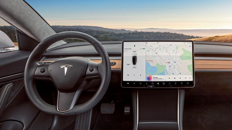 Finger weg vom Touchscreen: Laut einem OLG-Urteil kann die Bedienung der Steuerungseinheit der Nutzung eines Handys während der Fahrt gleichkommen.