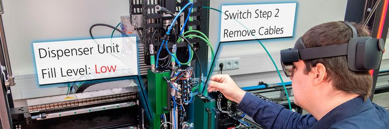 Der Wechsel eines Maschinenmoduls gemäß einer Augmented-Reality-Anleitung: Das echte Modul wird durch ein virtuelles Modul überlagert, damit der Mitarbeiter die korrekte Ausführung der ihm angezeigten Arbeitsschritte unmittelbar prüfen kann.