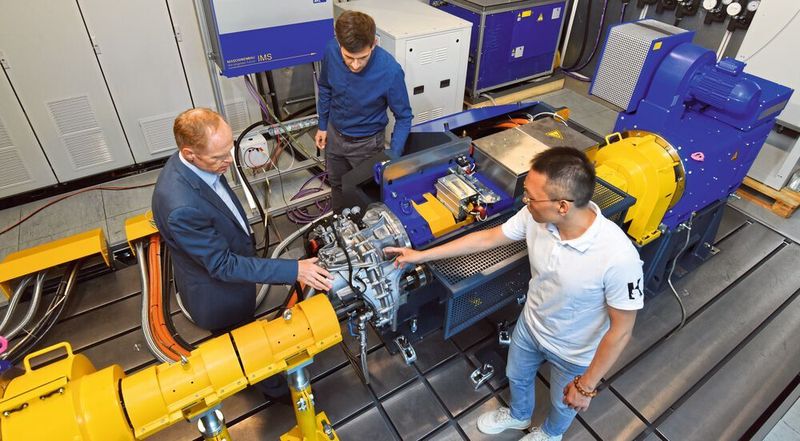 Prof. Stephan Rinderknecht, Dr. Andreas Viehmann und Zhihong Liu (v.l.n.r.) am neuen Antriebsprüfstand IMS Connect