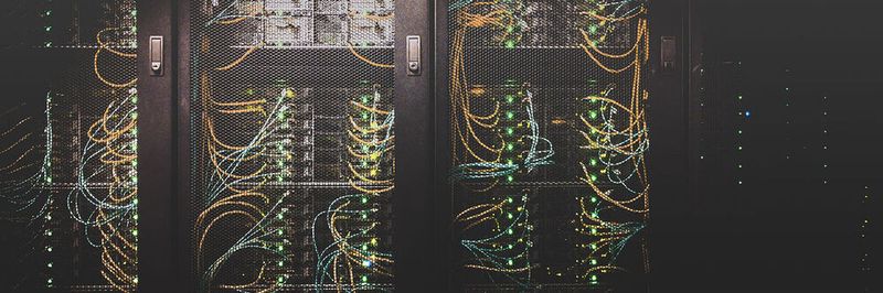 Es gibt drei zentrale Erfordernisse, um dem digitalen Nutzungsverhalten der User stattzugeben und Datencenter fit zu machen: Vereinfachung durch (plattformbasierte) Automatisierung, KI-basierte Analysen und ständige Netzwerktransparenz sowie 24-Stunden-Verfügbarkeit und Ausfallsicherheit etwa durch Cloud-native-Anwendungen.