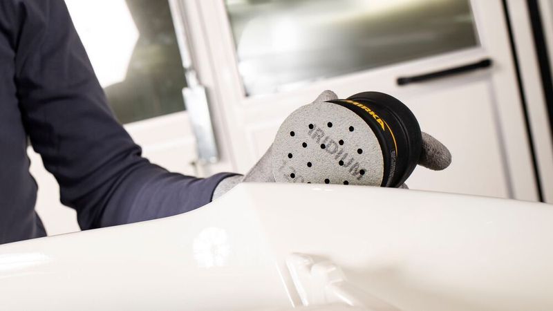 Die sogenannte „Precision Coating“-Technologie soll beim neuen Schleifmittel „Iridium-77mm-Multihole” für eine längere Standzeit und höhere Schleifleistung sorgen.