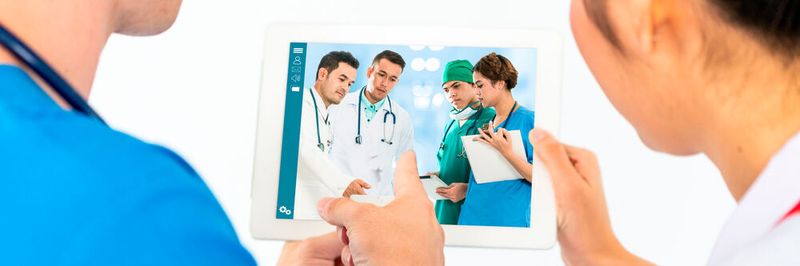 Der Austausch unter Kollegen über telemedizinische Technologie spart Zeit und Geld.