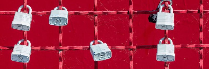 Das Internet hat in den letzten Monaten einen noch höheren Stellenwert eingenommen. Dennoch gibt es bei vielen Unternehmen noch massive Lücken in den Bereichen Domain- und E-Mail-Sicherheit.
