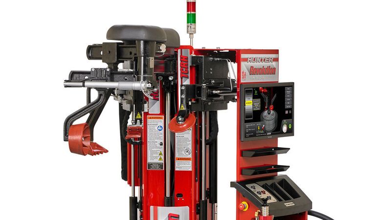 Die Reifenmontiermaschine wird über einen großen Touchscreen sowie über Fußpedale bedient. Die obere Lampe zeigt an, ob sich die Maschine im Betrieb befindet, gestoppt wurde oder ob ein Bediener benötigt wird.