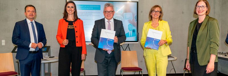 Landesminister Guido Wolf (Mitte; Ministerium der Justiz und für Europa Baden-Württemberg) und Staatssekretärin Katrin Schütz (Zweite von rechts; Ministerium für Wirtschaft, Arbeit und Wohnungsbau Baden-Württemberg) nahmen als erste die beiden Positionspapiere von Thomas Albiez (links; IHK Schwarzwald-Baar-Heuberg), Yvonne Glienke (Zweite von links; Medical Mountains GmbH) und Julia Steckeler (rechts; Medical Mountains GmbH) entgegen.