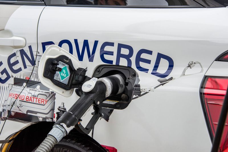 Wasserstoff tanken: Laut einer Umfrage kann sich ein Drittel der Autohalter vorstellen, ein Brennstoffzellenfahrzeug zu kaufen.