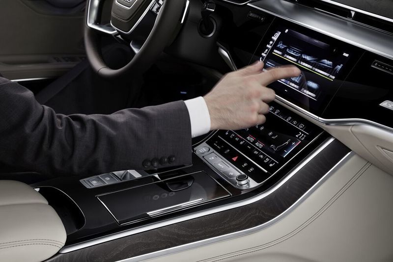 „Nur eine kurze Blickzuwendung“ muss genügen, um Einstellungen während der Fahrt per Touchscreen zu tätigen.