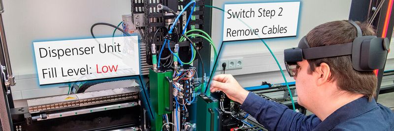 Der Wechsel eines Maschinenmoduls gemäß einer Augmented-Reality-Anleitung: Das echte Modul wird durch ein virtuelles Modul überlagert, damit der Mitarbeiter die korrekte Ausführung der ihm angezeigten Arbeitsschritte unmittelbar prüfen kann.