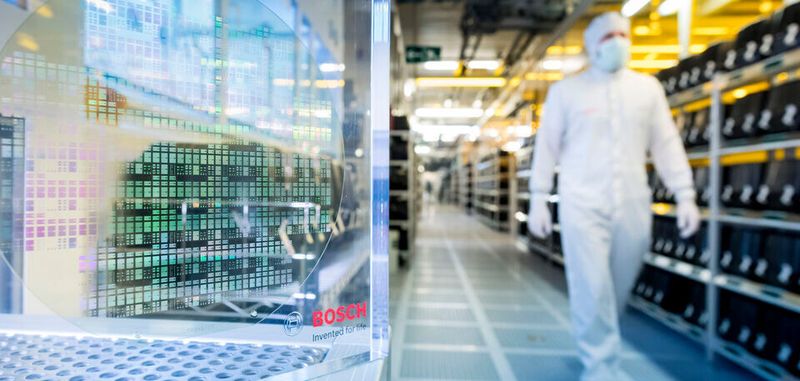 Halbleiter aus Siliziumkarbid in der Bosch Waferfab in Reutlingen. Im Rahmen des Forschungsprojekts 5G-SMART werden an dem Standort ab sofort 5G-Anwendungen für die Fertigung getestet.