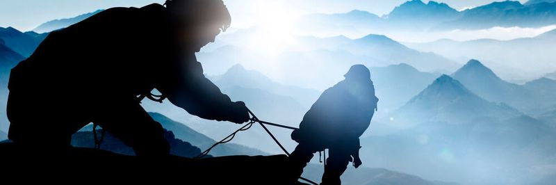 Menschen sind auf Vertrauen angewiesen, auch wenn wir uns nicht in jeder Situation darauf verlassen können. Zero Trust hat bei der IT-Sicherheit zum Ziel, Vertrauen aufzubauen.