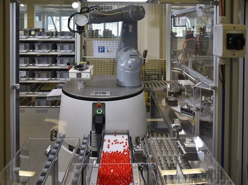 Das mobile Robotersystem Helmo unterstützt die Mitarbeiter in der Fertigung bei Stäubli Electrical Connectors.
