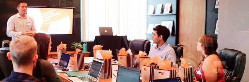Mit dem Weiterbildungsprogramm der Hochschule Aalen soll es KMU ermöglicht werden, ihren Mitarbeitern die nötigen Kompetenzen im Bereich Automatisierung und Digitalisierung zu vermitteln.