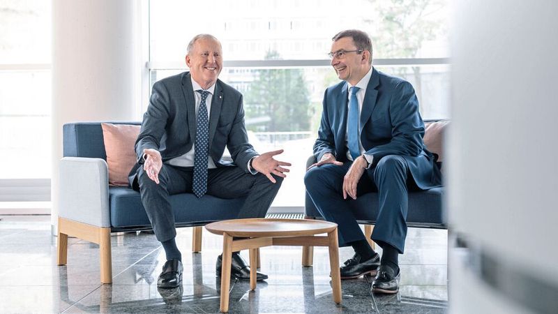 Peter Meier (re.) und Bernhard Heusl von der Nürnberger Versicherung stellen die Weichen in Sachen Zusammenarbeit mit dem Kfz-Gewerbe neu.