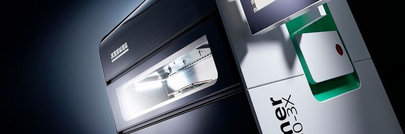 Auf der Formnext 2018 feierte Arburg eine Weltpremiere: Der neue große Freeformer 300-3X verarbeitet im Arburg-Kunststoff-Freiformen (AKF) drei Komponenten und ermöglicht – weltweit erstmals – die industrielle additive Fertigung komplexer Funktionsbauteile in belastbarer Hart-Weich-Verbindung mit Stützstruktur.