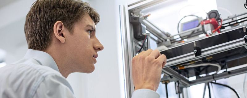 Im zweiten Quartal 2020 suchten Betriebe nur noch 3200 Elektroingenieure – 40% weniger als noch Anfang letztes Jahr (damals 5300).