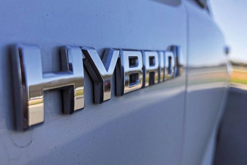 Hybride und rein elektrisch angetriebene Modelle werden mehr akzeptiert – auch, weil es umfangreiche Kaufboni gibt.