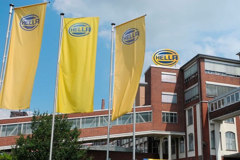 Hella baut am Hauptsitz in Lippstadt 900 Stellen ab. Deutschlandweit werden in den kommenden Jahren mindestens 300 weitere Arbeitsplätze entfallen.
