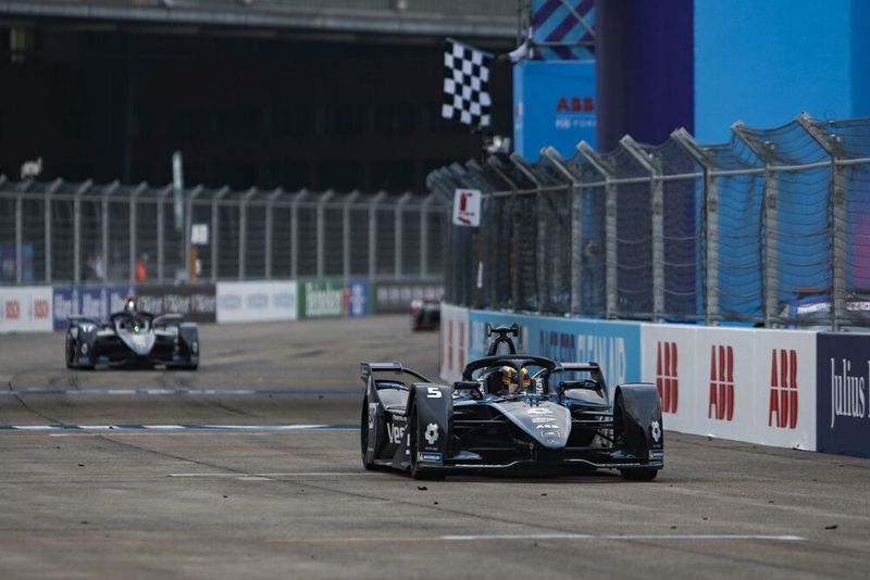 Mit einem Doppelsieg im letzten Rennen des großen Finales in Berlin feierte Mercedes EQ seinen ersten Erfolg in der vollelektrischen Rennserie.