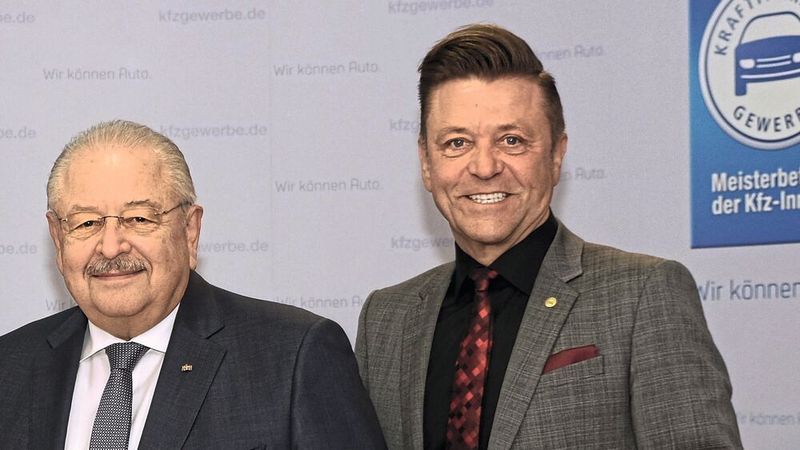ZDK-Präsident Jürgen Karpinski und Kfz-Bundesinnungsmeister Wilhelm Hülsdonk (von links) fordern Rechtssicherheit in Sachen technische Fahrzeugüberwachung.