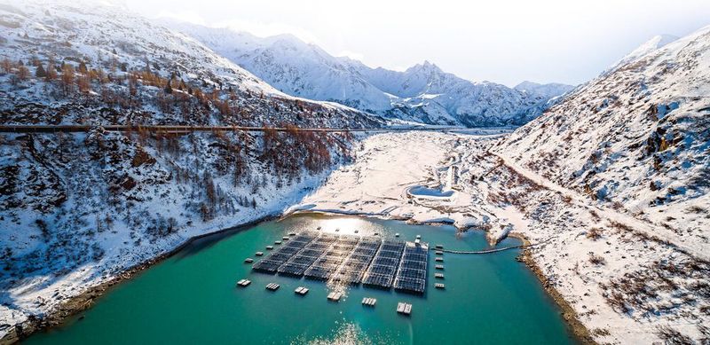 Steckverbinder von Stäubli kommen in der schwimmende Solaranlage auf dem Schweizer Bergsee „Lac de Toules“ zum Einsatz.