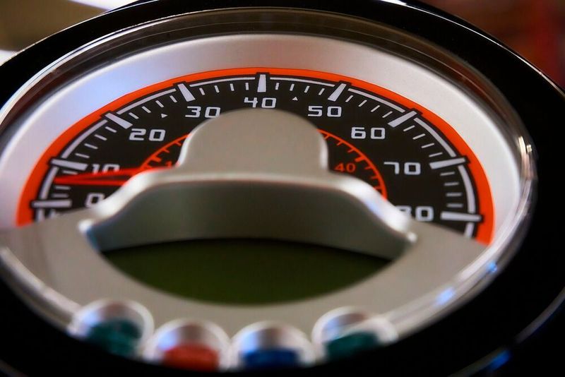 Der Tachometer eines Motorrads.