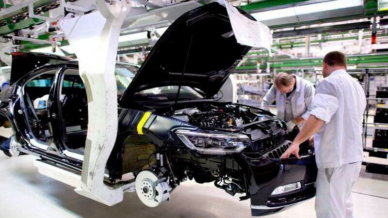 Während sich der chinesische Automarkt deutlich erholt, verzeichnen die europäische Absatzmärkte noch Einbußen.