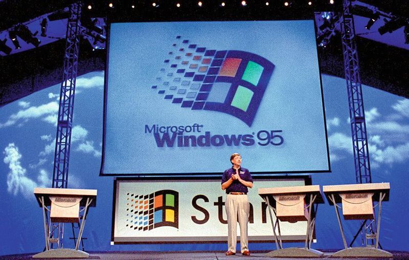 24.08.1995, USA, Remond: Microsoft-Gründer Bill Gates stellt in den USA das Betriebssystem Windows 95 dem Publikum vor. Besonders sicher und stabil war Windows 95 nicht gerade. Doch die neue Optik und viele Verbesserungen in dem Betriebssystem machten es leichter, am PC zu arbeiten und zu spielen.