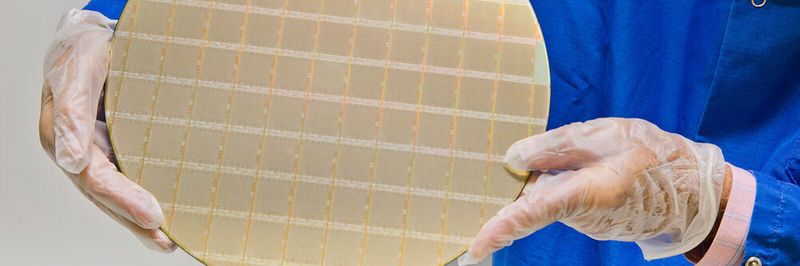 „IBM Power10“ im 7-Nanometer-Formfaktor auf einem Silizium-Wafer: Jeder Chip liefert bis zur 3-fachen Kapazität und Energie-Effizienz der vorherigen Power-Generation und eine bis zu 20-fach schnellere KI-Inferenzierung.