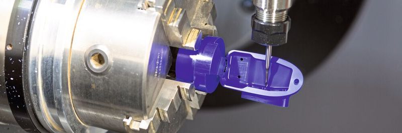 Die Vielfalt an zu bearbeitenden Kunstoffen ist bei Amsler & Frey nahezu einzigartig: von weichen Werkstoffen mit Formänderungen bis hin zu Kohlefaserlegierungen und Glas-Epoxiden.