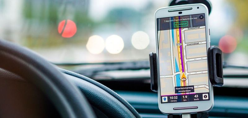 Ist es mit dem Auto wirklich schneller und wie lange dauert die Parkplatzsuche? Forscher wollen im Forschungsprojekt start2park Lösungen erarbeiten, um die Parksuchzeit in Navi-Apps zu implementieren.