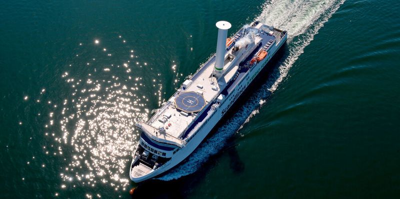 Die Hybridfähre „Copenhagen“ wurde mit einem Rotorsegel ausgestattet, das das Schiff mit Windenergie vorantreibt.