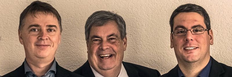 Jean-Pierre Bendit entouré de la nouvelle direction de Jinfo SA : Pascal Berberat, Président du Conseil d’administration et Directeur technique, et Olivier Bendit, Vice-Président du Conseil d’administration et Directeur commercial.
