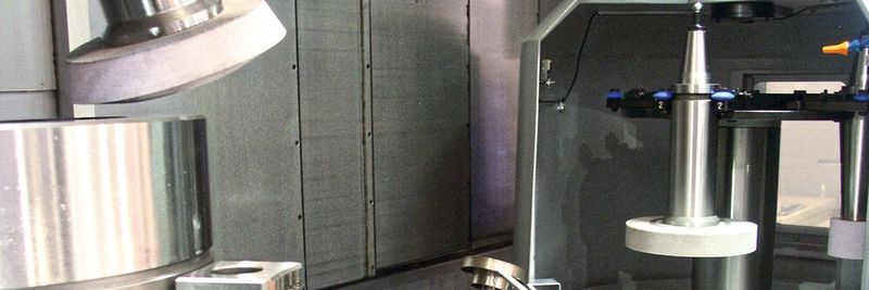 Die schwenkbare B-Achse (links) sowie der automatische vierfach-Schleifscheibenwechsler (rechts) der UGM5V.