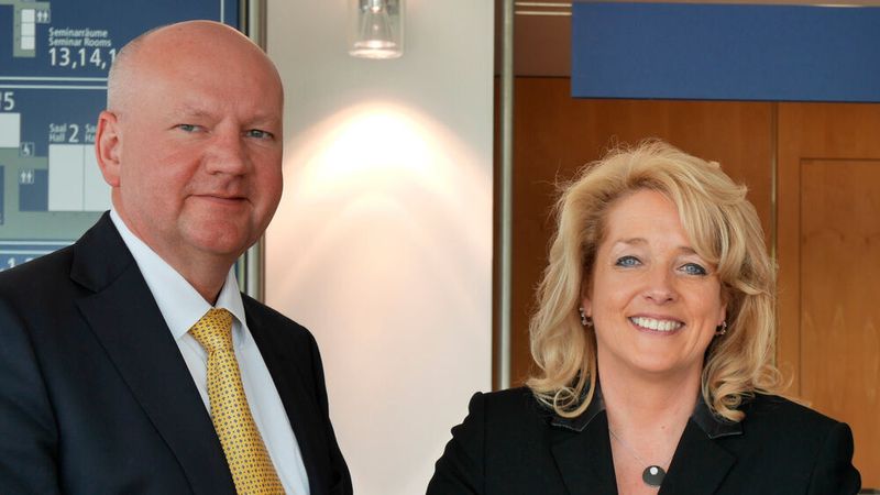 Die beiden Noxa-Solutions-Geschäftsführer Werner von Hebel und Ulla Lanwer setzen künftig auf Produkte und Services der Deutschen Automobil Treuhand GmbH (DAT).