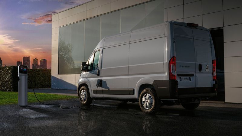 Zu Nettopreisen ab rund 55.000 Euro bietet Fiat Professional den E-Ducato in Deutschland an