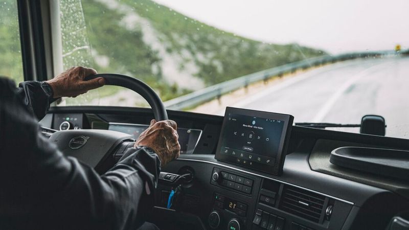 Bildschirme ersetzen heute die klassische Instrumententafel, zum Beispiel beim neuen Volvo FH.
