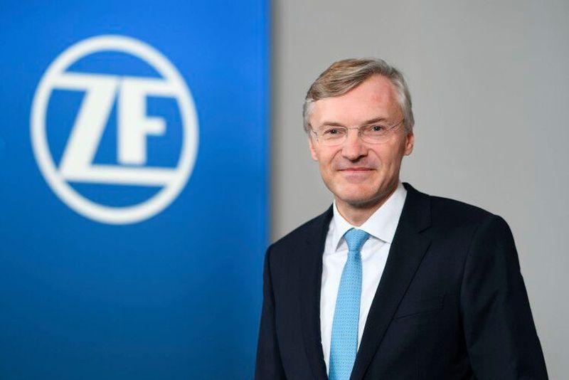 „Wenn wir es mit der CO2-Reduktion ernst meinen, müssen wir auch an die nicht elektrifizierte Bestandsflotte denken“, sagt Wolf-Henning Scheider, ZF CEO.