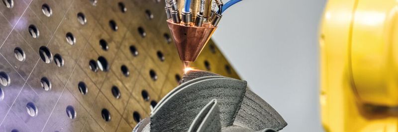 Die additiven Verfahren des Auftragschweißens arbeiten oft mit einem Roboterarm. Das erhöht ihre Achsenzahl.