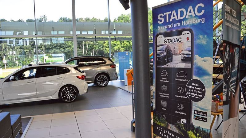 Online einen Termin per App buchen: Der BMW- und Mini-Partner Stadac wirbt bei Kunden dafür mit einer Signalisation in seinen Filialen.