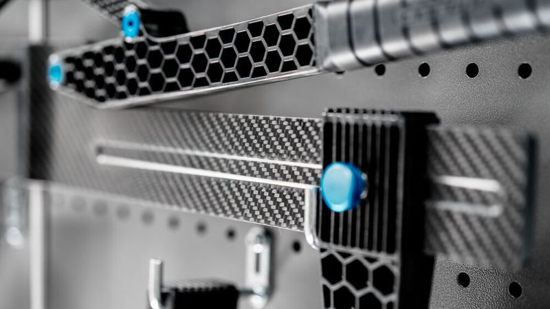 Mit Zugkomponenten aus aufwendig verarbeitetem Carbon und carbonfaserverstärkten Kunststoffen will die Carbon GmbH die Außenhautinstandsetzung nochmals effizienter gestalten.