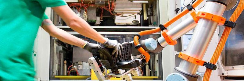 Die Voraussetzung für eine sichere Zusammenarbeit von Mensch und Cobot ist eine umfassende, anwendungsspezifische Risikobeurteilung.