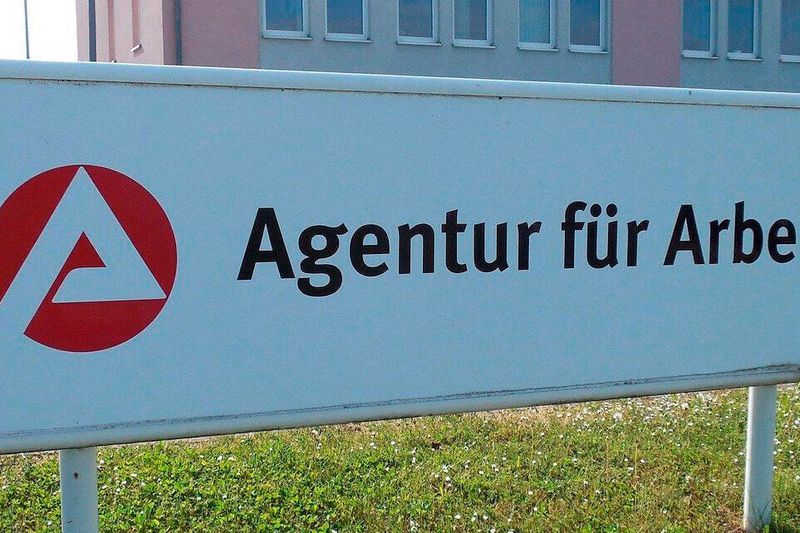 Das Kurzarbeitergeld muss bei der Bundesagentur für Arbeit beantragt werden.
