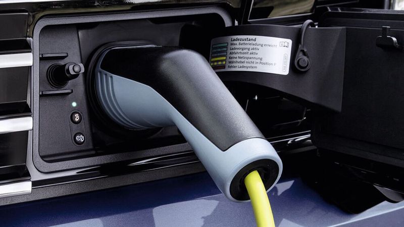 Die Herstellung eines E-Autos mit 300 Kilometern Reichweite kostet Autobauer laut PwC derzeit rund 4.500 Euro mehr als ein klassischer Verbrenner.