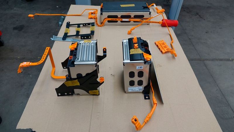 Batteriemodule aus einem E-Fahrzeug: Bislang werden sie zum Recycling komplett eingeschmolzen.