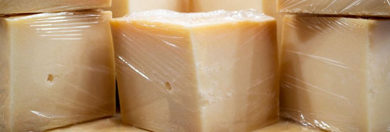 Polymermaterialien, aus denen beispielsweise Verpackungen für Käse hergestellt werden, können den Geruch des verpackten Guts annehmen. Solche Geruchsbelastungen limitieren die Recyclingchance der Altkunststoffe.